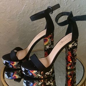 floral print high heel.